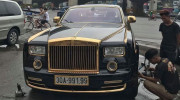 Xôn xao hình ảnh Rolls-Royce Phantom mạ vàng sửa xe ngay dưới lề đường tại Hà Nội