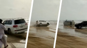 Thử tài off-road trên bãi biển, Toyota Land Cruiser bị 
