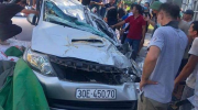 Toyota Fortuner bị xe tải đè bẹp rúm trên cao tốc Hà Nội - Hải Phòng, chủ xe thoát chết 