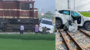 Sóc Sơn: Mazda CX-5 mắc kẹt ở đường tàu, bị tàu hoả 