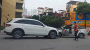 Hà Nội: Tạt đầu xe Mercedes, Hyundai i10 suýt bay cánh cửa