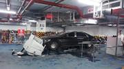 Hà Nội: Mercedes-Maybach S-Class mất lái lao vào hầm gửi xe chung cư