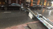 Sài Gòn: Cột điện đổ ập xuống xe sang Mercedes S500 hàng tỷ đồng
