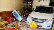 [VIDEO] Sơn La: Nữ tài xế “mát ga” lùi xe thẳng vào phòng khách…nhà dân