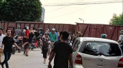 Hà Nội: Tàu hỏa đâm xe khách chở học sinh khiến 6 em bị thương nhẹ