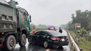 Toyota Camry bị tông xoay ngang trên cao tốc do “tạt” đầu xe ben