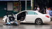 [VIDEO] Thái Nguyên: Mở hé cửa Mercedes-Benz S400 bị xe máy tông bung tappi