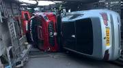 Lật xe tải chở dàn siêu xe, thiệt hại lên đến hàng triệu USD