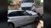 TP.HCM: Container mất lái gây tai nạn kinh hoàng, cán nát xe BMW, hàng loạt người bị thương