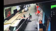 Hòa Bình: Nữ tài xế Mazda CX-5 phóng nhanh trong ngõ, tông thẳng 3 cháu bé đi xe đạp