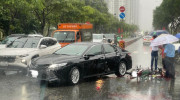 TP. Hồ Chí Minh: Xe máy phóng nhanh, húc móp cửa xe Toyota Camry