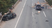Hà Nội: Xe con nát bét sau va chạm với xe tải trên đại lộ Thăng Long