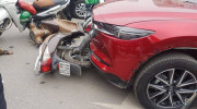Hà Nội: Giữa trưa nữ tài xế cầm lái Mazda CX-5 đâm liên hoàn 8 xe máy