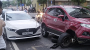 Hà Nội: Tài xế Ford EcoSport uống rượu, lái xe tông móp đuôi Mazda đỗ trên đường