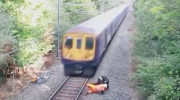 Nhân viên đường sắt cứu người say rượu thoát chết trong gang tấc