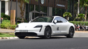 Xe xanh của giới nhà giàu - Porsche Taycan ”thả dáng” trên đường phố Sài Gòn