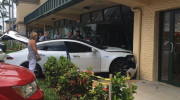 Nữ tài xế lái Tesla Model S đâm vào phòng tập gym và đổ lỗi cho Tesla