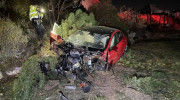 Tesla Model S mất lái văng xa 9 mét, vỡ nát đầu mà 7 người trên xe đều an toàn