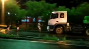 [VIDEO] Rủ nhau dùng tay chặn đầu xe container, một thanh niên bị xe cán qua