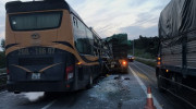 Xe khách đâm xe đầu kéo trên cao tốc Nội Bài - Lào Cai, 5 người bị thương