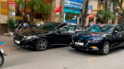 Hà Nội: Xế sang Mercedes-Benz S-Class bị Mazda3 tông gãy cửa vì một lý do 