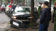 Hà Nội: Xe sang Audi mất lái, đâm đổ trụ nước trên đường phố Huế