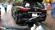 Hà Nội: Tránh xe tải, nam shipper tông bể đuôi xe sang Lexus LX570