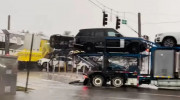 [VIDEO] Đoàn tàu đâm vào xe tải chuyên dụng đang vận chuyển dàn xe BMW, Cadillac, Mercedes, Range Rover