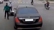 Tạt đầu Mercedes-Benz S-Class, lái xe máy 