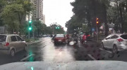 Kinh hãi cảnh ô tô đâm hàng loạt xe máy khi đang dừng chờ đèn đỏ trên phố Hà Nội
