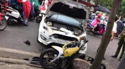 Hà Nội: Nhân viên cửa hàng rửa xe đạp nhầm chân ga Ford Focus đâm một chiến sĩ công an bị thương nặng