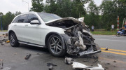 Bình Dương: Xe sang Mercedes-Benz GLC nát mặt vì tông vào đuôi xe bồn