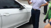 Hà Nội: Đi ngược chiều, Tài xế Grab Food tông vỡ gương xe sang Mercedes-Benz