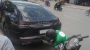 Hà Nội: Nam thanh niên đi xe máy 