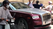 Hà Nội: Va chạm giao thông, người đàn ông đi xe Wave cầm mũ đánh tài xế Rolls-Royce trên phố đông