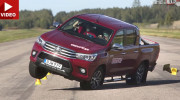[VIDEO] Toyota Hilux suýt bị lật trong màn thử nghiệm tránh chướng ngại vật