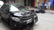 Hà Nội: Toyota Corolla Altis mất lái gây tai nạn liên hoàn, 2 người bị thương