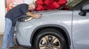 Hỏng chiếc Toyota Highlander Hybrid ODO 1,6 triệu km do lũ lụt, chủ xe được hãng tặng 1 chiếc xe mới