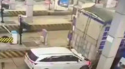 Quảng Trị: Toyota Veloz Cross trốn thu phí lần thứ 19, nát đầu vì bám đuôi xe tải
