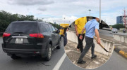 Hà Nội: Va chạm khi tham gia giao thông, lái xe Mitsubishi cầm dao quắm ra giải quyết sự việc