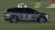 Thích thú với chiếc Volkswagen ID.4 mini làm nhiệm vụ đưa bóng vào sân trong trận khai mạc Euro 2020