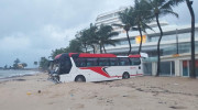 Phú Quốc: Xe khách 46 chỗ tông bể rào chắn của khách sạn, lao thẳng xuống bờ biển