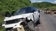 Thanh Hoá: Range Rover va quệt với xe tải, xe tải lật ngửa gãy trục cầu sau