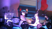Trao tặng 100 xe máy điện cho Công an Hà Nội