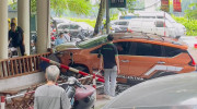 Hà Nội: Mitsubishi Xpander Cross mất lái đâm đổ biển báo, lao vào quán cafe “Aha”