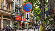 Phân biệt biển báo cấm đỗ có mũi tên chỉ xuống để tránh bị xử phạt khi tham gia giao thông