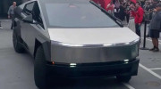Bán tải điện Tesla Cybertruck lộ diện: Nội thất tối giản, cổng sạc ở chắn bùn