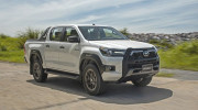 Toyota Hilux nhập khẩu từ Thái Lan đã cập cảng Việt Nam: Không có bản số sàn