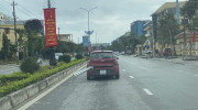 Quảng Bình: Lái xe Hyundai i10 chở ống thép dài cồng kềnh bị xử phạt và tước giấy phép lái xe