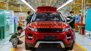 Thợ sửa xe tại đại lý Land Rover nhận được hơn 10 triệu VNĐ cho một giờ sửa xe
